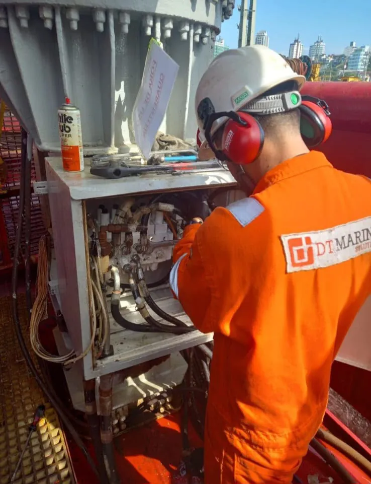 Técnico da DT Marine revisa um painel hidráulico a bordo de uma embarcação